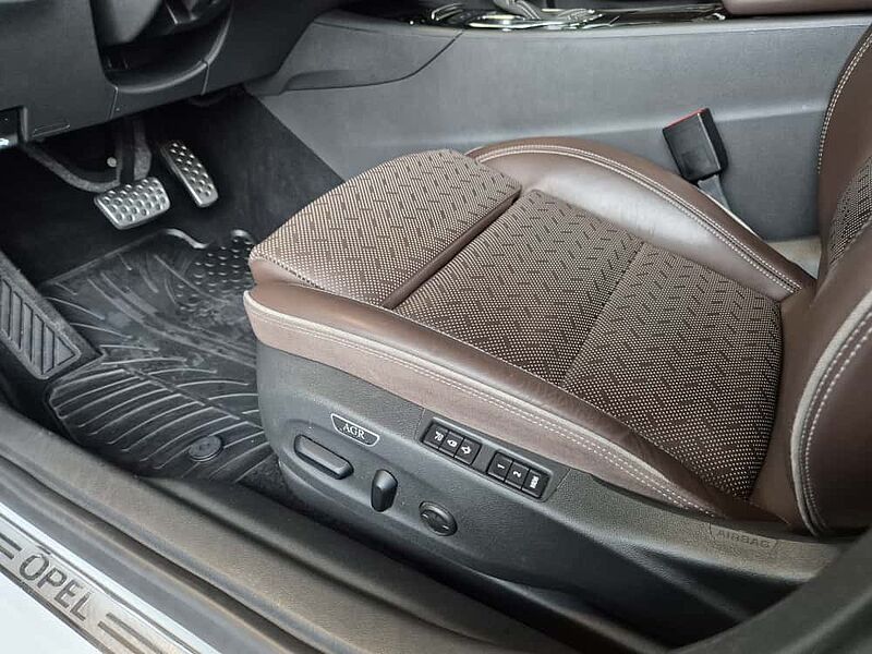 Opel Insignia GrandSport ALLRAD AUTOMATIK AHK LEDER AGR Elegance